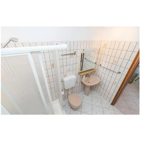 Nice In W/ 2 Bedrooms Appartement
